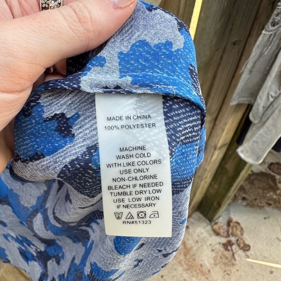 Two by Vince Camuto Blue Camo Blouse - Picture 5 of 8